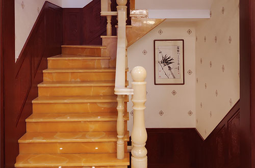 仁寿中式别墅室内汉白玉石楼梯的定制安装装饰效果